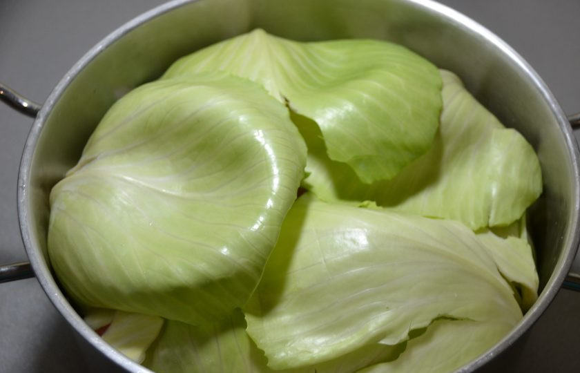 1. Этап. Думляма: Сверху накройте капустными листьями и слегка уплотните всю массу. Накройте крышкой и поставьте на средний огонь на 1 час, все это время перемешивать не надо.