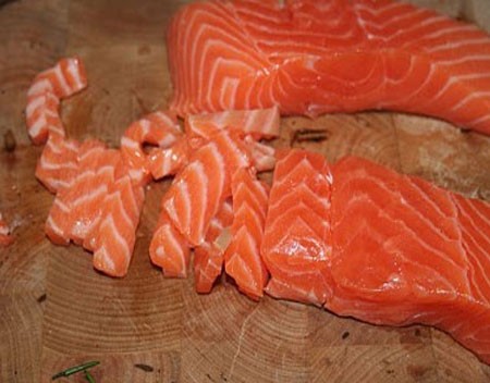 1. Stage. Buckwheat Warm Salad: Cut the fish into slices.