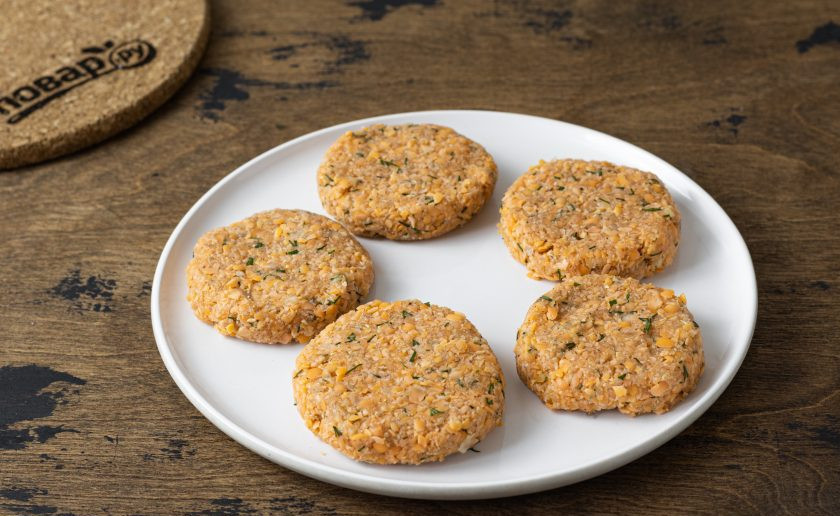 1. Этап. Постные котлеты с псиллиумом: Мокрыми руками сформируйте котлетки.