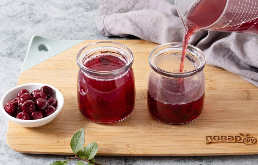 1. Этап. Вишневое желе: Разлейте горячее желе по стаканчикам. Остудите при комнатной температуре и уберите на 1 час в холодильник застывать.