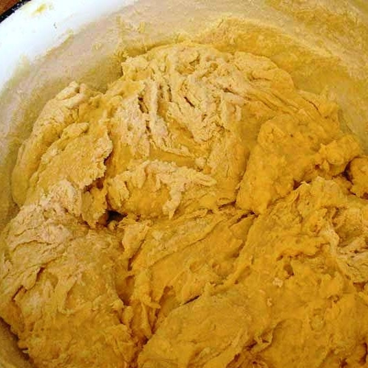 1. Этап. Пирожки со щавелем: Замешиваем тесто - сперва лопаткой, затем руками. Тесто должно получиться вязким и прилипать к рукам.