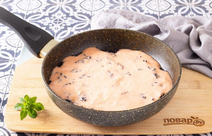 1. Этап. Дикий рис в кокосовом соусе: Затем влейте получившийся соус и тушите на медленном огне 15 минут.