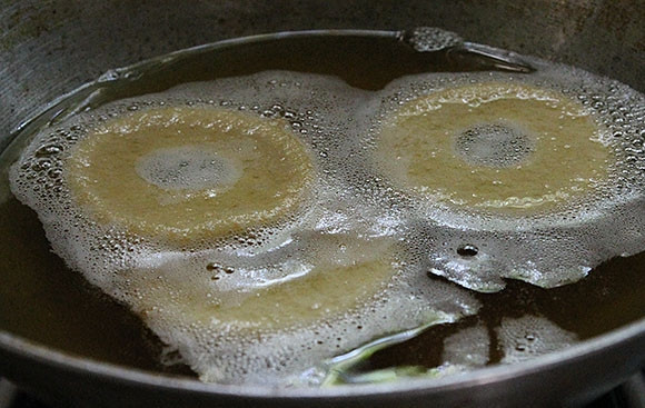 1. Этап. Простой рецепт пончиков без дрожжей: 9. Выложите пончики в хорошо разогретое масло, обжаривайте до появления золотистой корочки.