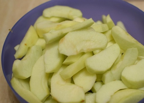 1. Этап. Карамельный яблочный пирог: Нарезаем яблоки ломтиками и сбрызгиваем лимонным соком.