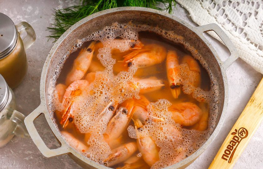 1. Этап. Салат с креветками и соевым соусом: Вскипятите воду в казане или ковше и высыпьте в нее приобретенные креветки. Их можно даже не размораживать. Помните, если креветки розовые, то они продаются уже варено-морожеными. Поэтому их нужно отварить 1-2 минуты и выключить нагрев. Если креветки серые, то их нужно отварить 5-8 минут в зависимости от величины! Остудите.