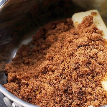 1. Этап. Французские тосты с яблоками и виски: 1. Яблоки очистить от кожуры, удалить сердцевину и нарезать ломтиками. Нарезать хлеб толстыми ломтиками. В небольшой кастрюле растопить сливочное масло и коричневый сахар вместе. Взбить до однородности. Варить, пока масса слегка не загустеет. Добавить виски и взбить еще раз. Продолжать варить около 1 минуты.