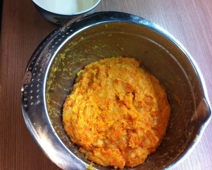 1. Этап. Паровые куриные котлеты: В пиалку наливаем немного воды, смачиваем в ней руки и формируем котлетки.