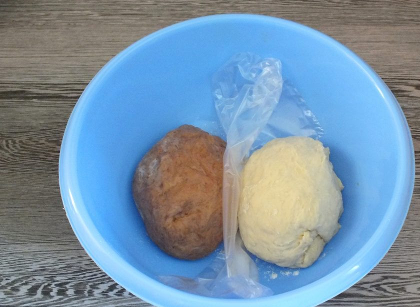 1. Этап. Дрожжевые булочки с какао: Обе части выложите в чашу для подъема разделив пленкой. Прикройте полотенцем и оставьте в теплом месте на 1 час 30 минут.