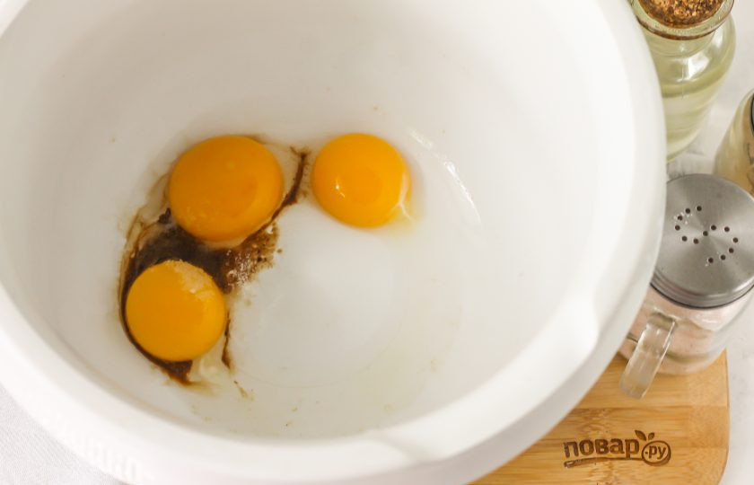 1. Этап. Соус Айоли от Джейми Оливера: Выложите желтки в чашу кухонного комбайна или блендера, добавьте соль, горчицу. Тщательно взбейте все содержимое емкости в течение 4-5 минут, чтобы желтки побелели.