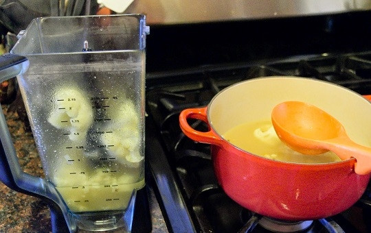 1. Этап. Сливочный суп с цветной капустой: 5. Аккуратно переложите капусту в блендер, добавьте немного бульона и измельчите.