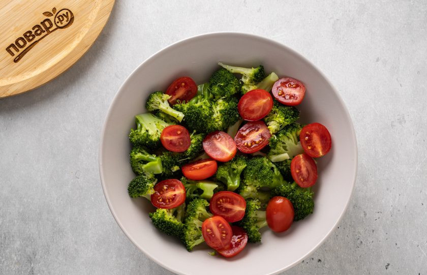 1. Этап. Салат Вкуснее не бывает: После откиньте брокколи на сито и дайте стечь воде. Переложите в глубокую миску. Помидоры черри помойте, обсушите и разрежьте пополам.