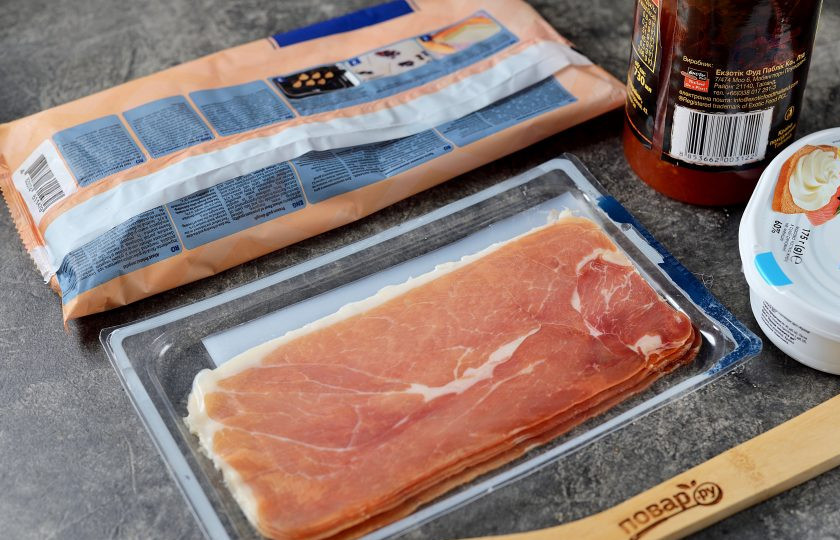 1. Этап. Канапе «Ёлочка» из слоеного теста: Подготовьте ингредиенты. Тесто заранее разморозьте прямо в упаковке.