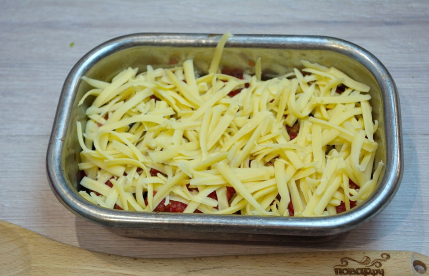 1. Этап. Запеканка с баклажанами и сыром: 4. Натрите на крупной терке твердый сыр. Выложите поверх всего. Сыр нужно натирать именно на крупной терке, чтоб при запекании сыр не превратился в чипсы.