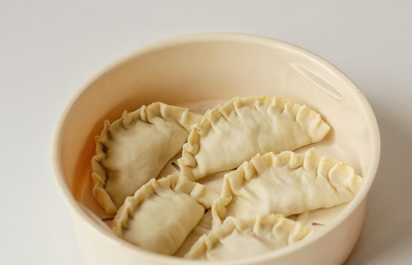 1. Этап. Пельмени Момо: Готовьте пельмени на пару 15-20 минут.