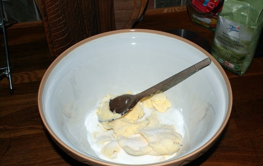 1. Этап. Булочки на живых дрожжах: 3. Размягченное сливочное масло разотрите с сахаром.