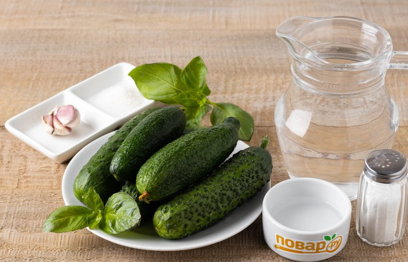 1. Этап. Салат из огурцов с базиликом на зиму: Подготовьте все ингредиенты.