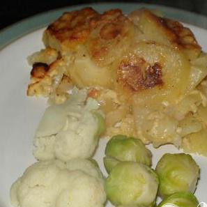 1. Этап. Выпечка из сыра и картофеля: Подавайте с вашими любимыми свежими овощами.