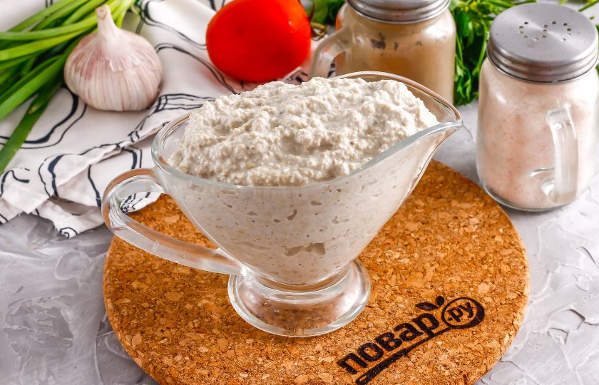 1. Этап. Майонез из подсолнечных семечек: Выложите полученный майонез в соусник или пиалу, креманку, охладите в холодильнике примерно 30 минут.