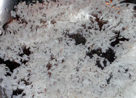 1. Этап. Кремовый торт: Кокосовую стружку обжарьте на сухой сковороде до слегка золотистого цвета. А пекан подробите в некрупную крошку.