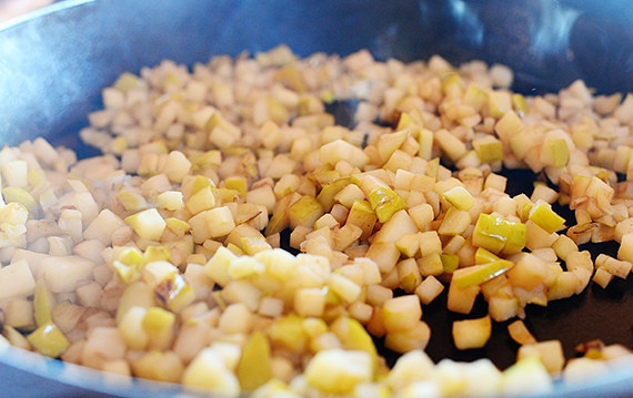 1. Этап. Булочки с яблоком и карамелью: 3. Протушите яблоки на сковороде 2-3 минуты до мягкости.