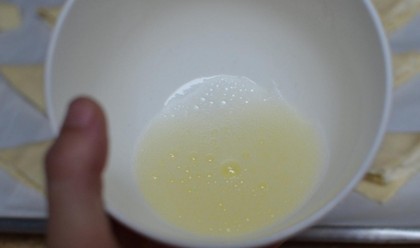 1. Этап. Слойки с творогом: Смазать слойки взбитым яйцом.