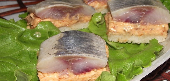 1. Этап. Канапе с селедкой: 5. Готовые канапе поставить на 5-7 минут в холодильник, чтобы масса хорошо остыла и слегка затвердела. Перед подачей можно украсить свежей зеленью и одеть их на шпажки. И все, канапе с селедкой в домашних условиях можно пробовать.