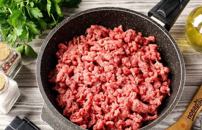 1. Этап. Жареная слоёная самса с мясом: Пропустите мясо через мясорубку и выложите на разогретую с 1 ст.л. растительного масла сковороду.