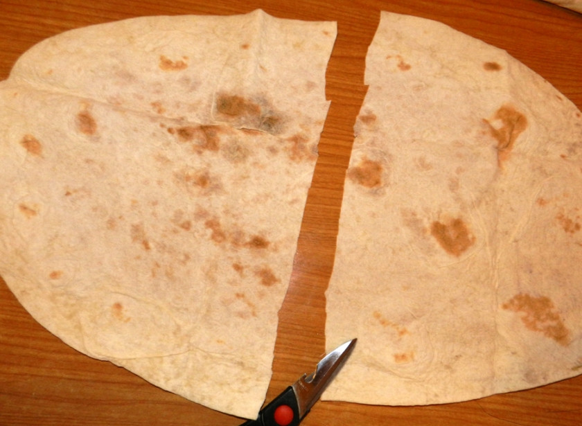 1. Этап. Шаурма из лаваша с курицей: 8. Аккуратно разрезать пополам лист лаваша.
