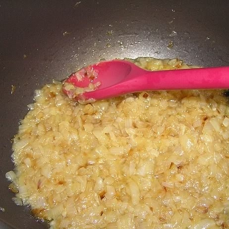 1. Этап. Говядина с черносливом: В казане или гусятнице разогреваем масло, бросаем туда лук и на медленном огне, помешивая, тушим его минут 10-15. Да, долго - но благодаря этому лук остается мягким и вкусным.