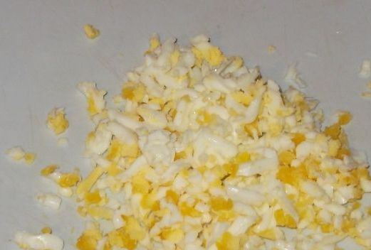 1. Этап. Салат из печени и сыра: Отвариваем яйца вкрутую. Остужаем, чистим и натираем на крупной терке.
