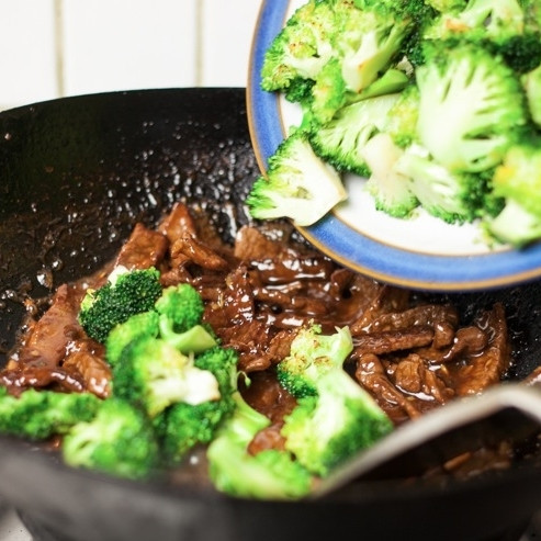 1. Этап. Говядина с брокколи: Перемешайте и добавьте в вок брокколи. Вновь перемешайте и прогрейте все вместе (это займет немного времени, меньше минуты). Все, блюдо снимаем с огня и немедленно подаем к столу вместе с гарниром из риса (впрочем, можете и другой гарнир придумать).