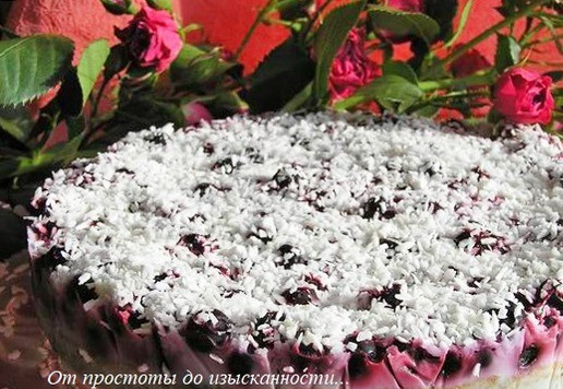 1. Этап. Кокосовый торт с ягодами: Готовый торт аккуратно выньте из формы, уберите пленку и подавайте к праздничному столу.