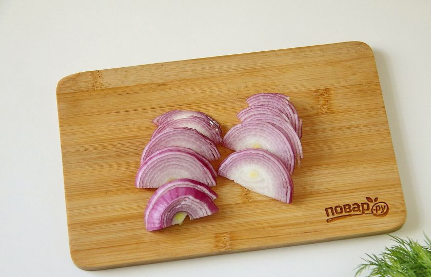 1. Этап. Салат с картофелем: Лук нарежьте тонкими полукольцами или перьями.