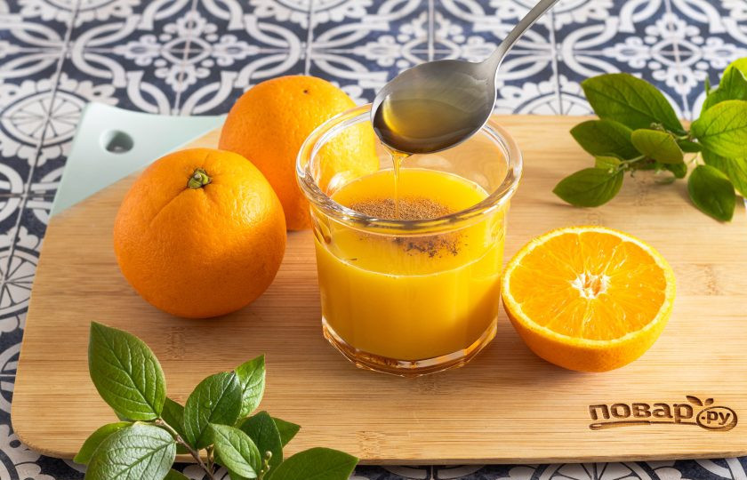 1. Этап. Апельсиновый коктейль с водкой: Добавьте пряности и сладкий сироп, все перемешайте.