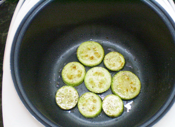1. Этап. Жареные кабачки в мультиварке: 4. Жарим кабачки до мягкости и характерной корочки, как на сковороде, пару раз переворачивая.