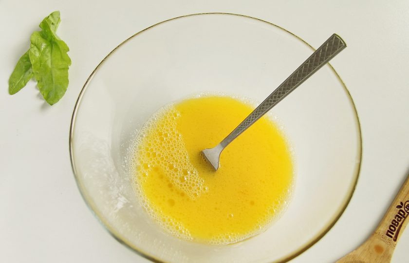 1. Этап. Вареники с щавелем: В глубокой миске соедините воду, соль, масло и яйцо.