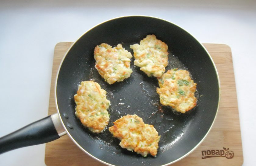 1. Этап. Куриные оладьи с морковью: Жарьте оладьи с обеих сторон до румяной корочки.