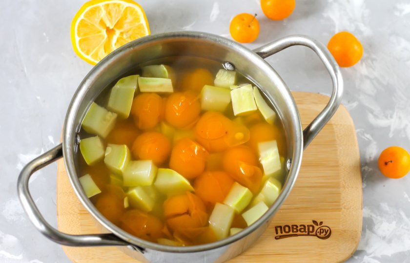 1. Этап. Компот из кабачков и алычи: Когда напиток будет готов, выключите нагрев.