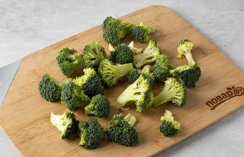 1. Этап. Салат Вкуснее не бывает: Брокколи разделите на небольшие соцветия.