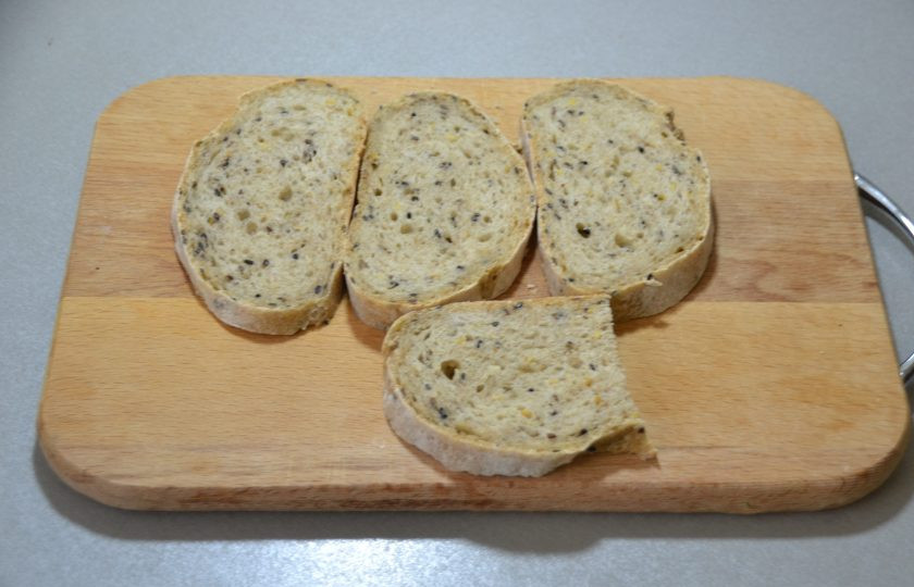 1. Этап. Зуппа ди пеше: Хлеб нарежьте на тонкие кусочки и обжарьте на сковороде без масла, чтобы получились хрустящие тосты.