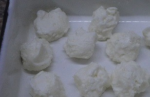 1. Этап. Тыквенное печенье с начинкой: Для начинки перетираем творожный сыр с сахарной пудрой. Формируем маленькие шарики весом около 15 г и отправляем их в морозилку.