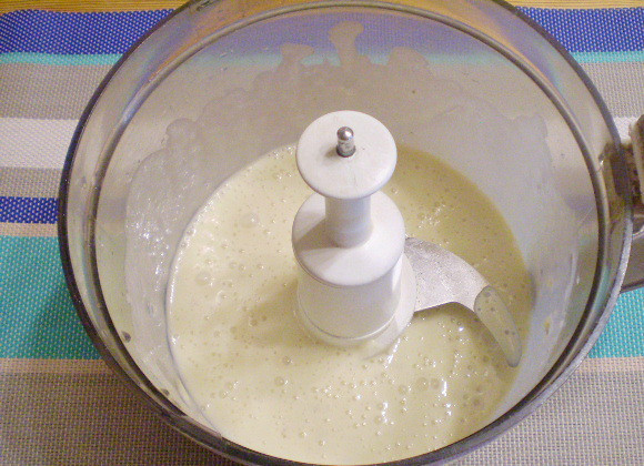 1. Этап. Банановый смузи: 4. Включаем комбайн и пюрируем смесь. Готовый напиток разлить по стаканчикам и подать с трубочкой. Приятного аппетита!