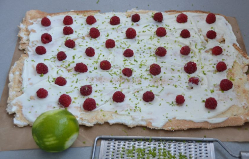 1. Этап. Меренговый рулет с маскарпоне: Нанесите 2/3 крема на остывшую меренгу, выложите на крем свежие ягоды. Ничего страшного, если где-то меренга повредилась, при сворачивании в рулет всё выровняется. Можно добавить немного цедры лайма (лимона, апельсина), это придаст пикантности вкусу.