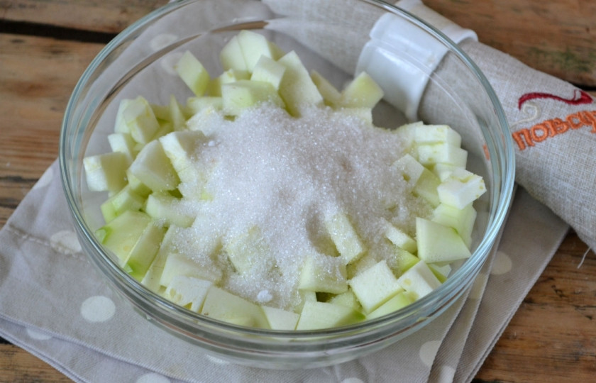 1. Этап. Десерт из кабачка: Нарежьте кабачок небольшими кубиками, удалите крупные семена. Засыпьте кабачок сахаром и оставьте на 1 час, чтобы он пустил сок.