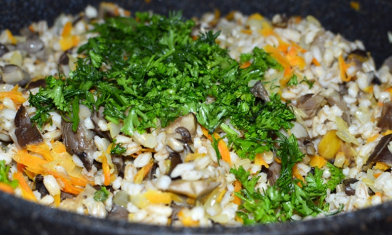 1. Этап. Перловка с вешенками: Соединяем перловку с вешенками, морковью и луком. Перемешиваем и присыпаем зеленью. Затем потушим продукты вместе 2-3 минуты. Все готово. Приятного аппетита!