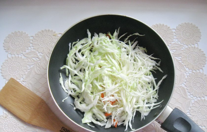 1. Этап. Рис по-сингапурски: Белокочанную капусту нарежьте тонкой соломкой. Добавьте в сковороду с луком и морковью.
