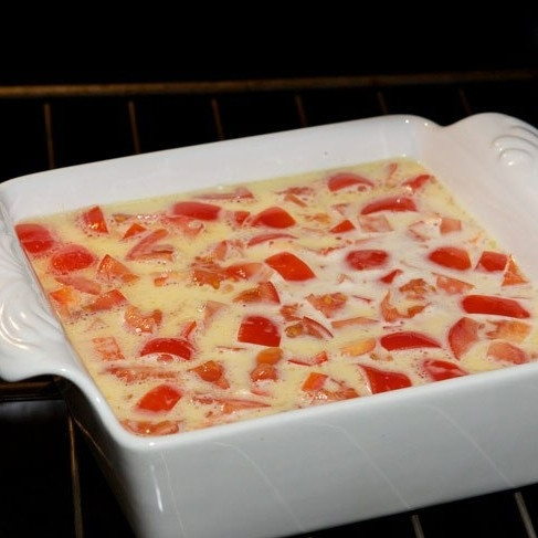 1. Этап. Яичница в духовке: Запекаем 30 минут при 200 градусах.