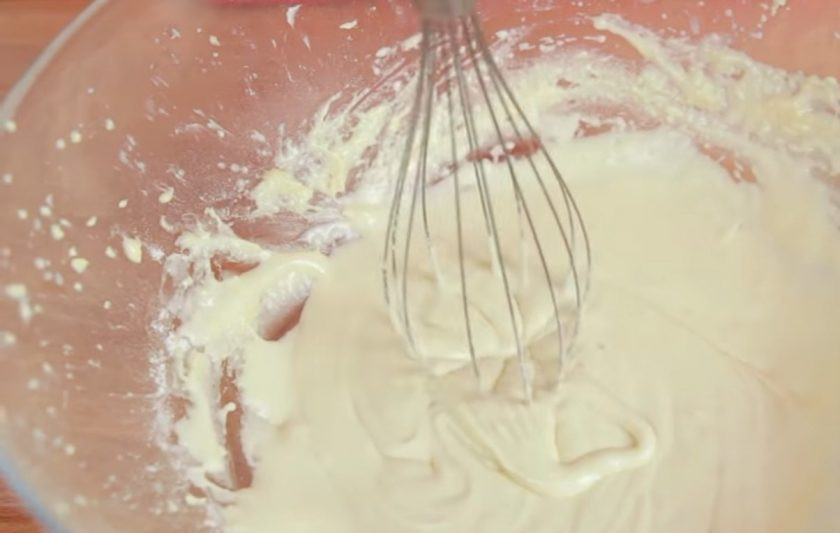 1. Этап. Панкейки с беконом: 2. Затем подготовьте сухую часть: смешайте муку с разрыхлителем, солью, сахаром. Добавьте сухую часть к кефирной и хорошо перемешайте миксером.