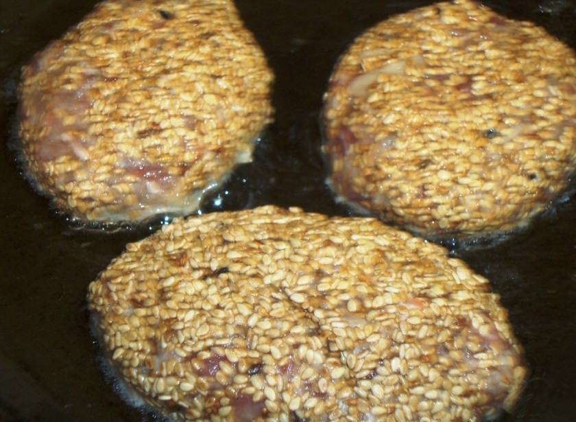 1. Этап. Котлеты из креветок: 7. Разогреваем на сковороде растительное масло. В раскаленное масло выкладываем котлетки и обжариваем с обеих сторон на среднем огне. На каждую сторону уйдет по 5-7 минут.