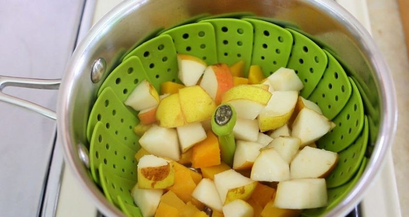 1. Этап. Тыквенное пюре для детей: 3. Потом добавьте к тыкве грушу. Готовьте ещё 2 минуты.